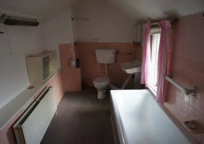 Old Bathroom Needing Refurb